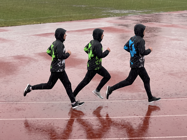 Runner RAINSHIFT sous la pluie